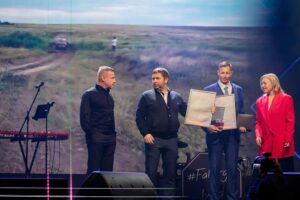 Награждение победителя премии