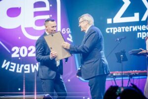 Вручение награды на Евразийской премии